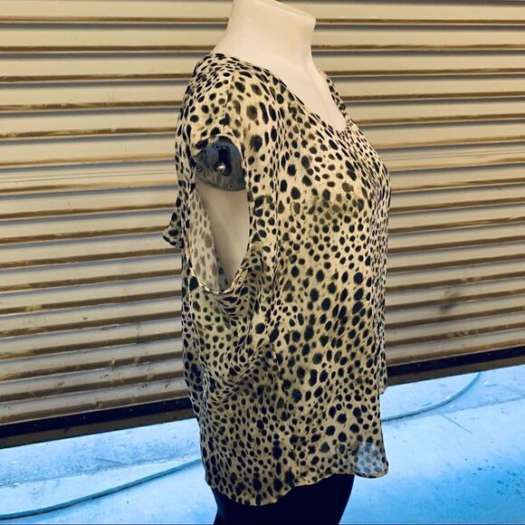 🛍️Jennifer Lopez animal print top with cut out - Picture 5 of 8
